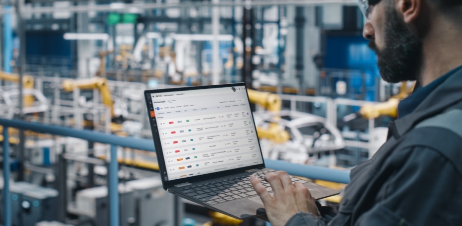 Plant maintenance engineer reviews machine health data on the robust SMARTdiagnostics interface on their laptop.