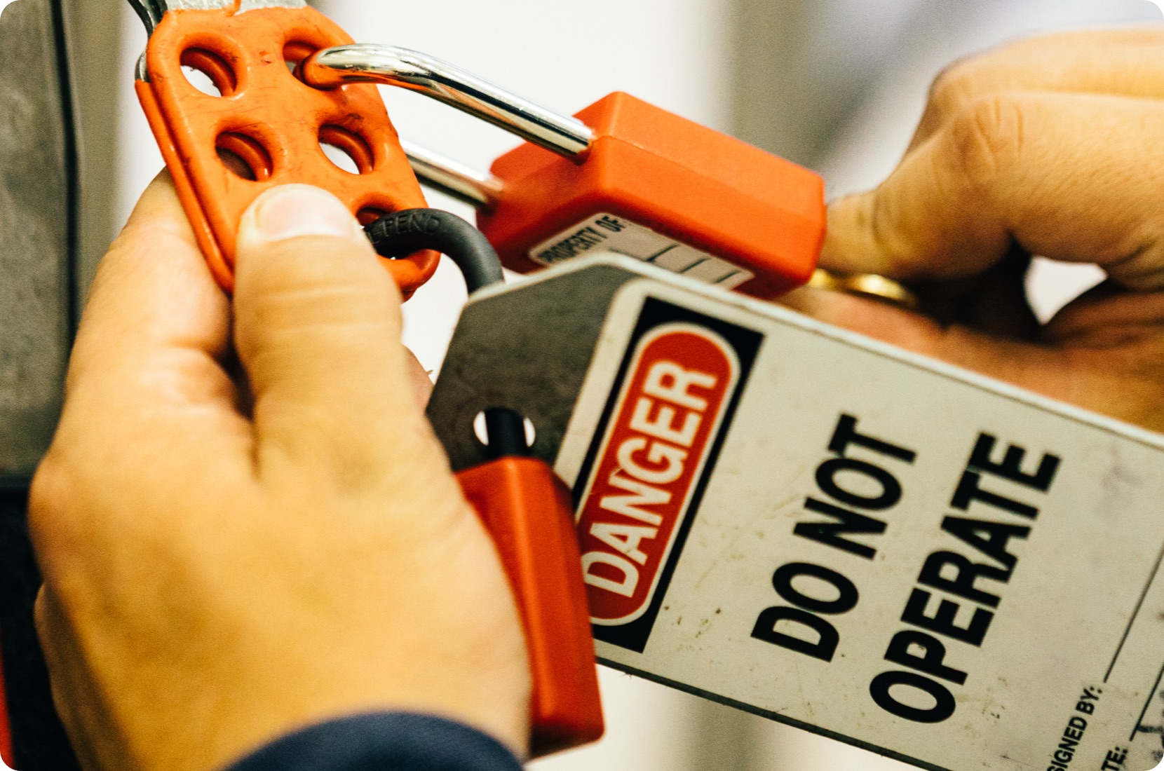 Lockout tagout image showing machine locks and DO NOT OPERATE tag.