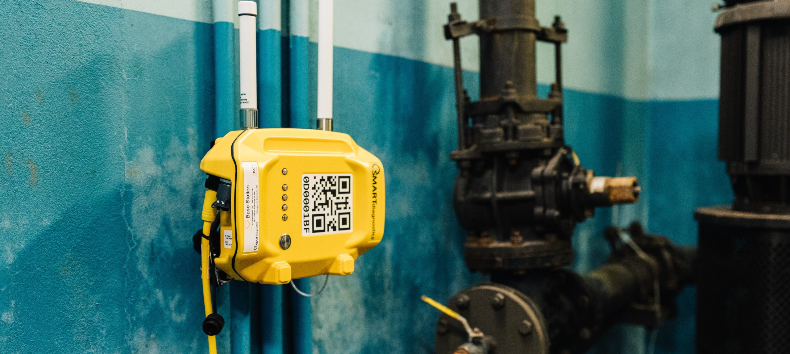 SMARTdiagnostics parent base station reading machine health data to inform predictive maintenance.