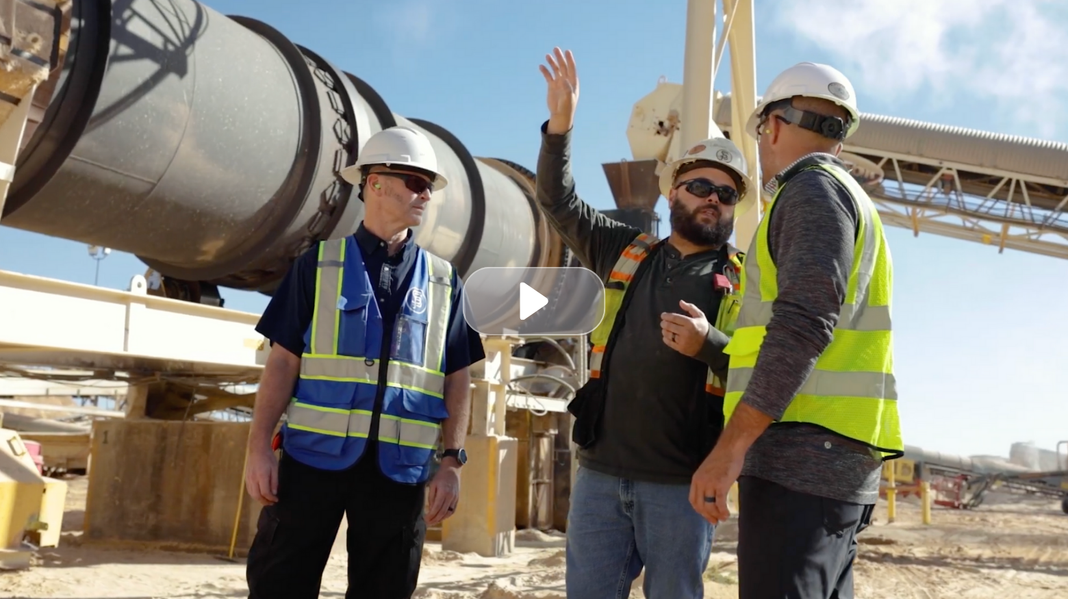 Signal Peak Silica at a frac sands site with kcf worker
